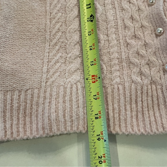 Samsung Device with White and Silver Accents - Picture 6 of 10